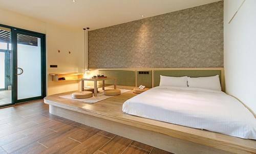 台北阳明温泉度假村的一间卧室设有一张大床和一个大窗户