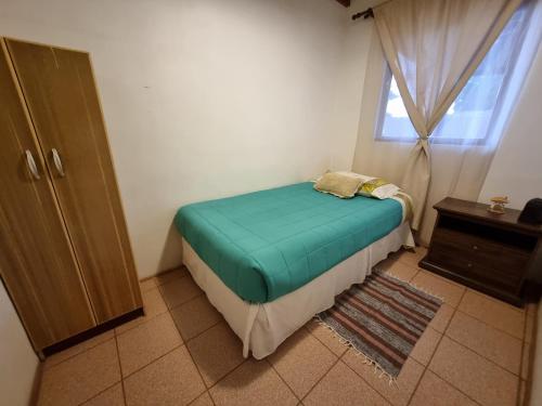 圣佩德罗·德·阿塔卡马Cabañas La Marca的一间小卧室,配有床和窗户