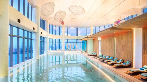 苏州苏州W酒店（金鸡湖）的一座带窗户的建筑中的游泳池