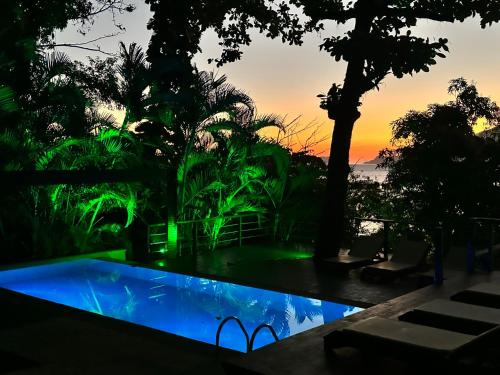 伊利亚贝拉Casas Do Mar的日落前的游泳池