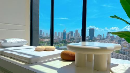乔治市SkyPool with Seaview 8pax Beacon Executive Suites - Georgetown City Centre - 3km to Komtar的一间带白色水槽和窗户的浴室