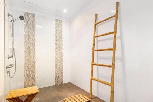 邓斯伯勒Aqua21 @ Cape Villas Dunsborough的带淋浴的浴室的梯子