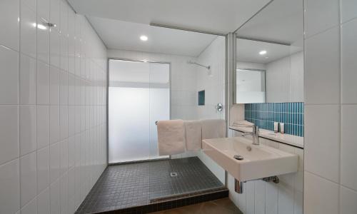 班伯里Mantra Bunbury的白色的浴室设有水槽和淋浴。
