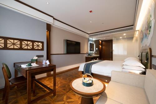 上海时光漫步S酒店(上海火车站苏州河店)的配有一张床和一张书桌的酒店客房