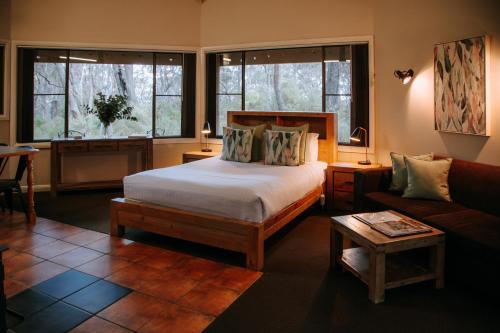 黑荒地费德拉辛嘉登&波苏海德维酒店的一间卧室配有一张床、一张沙发和窗户。