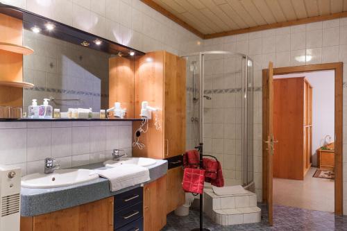巴特塔茨曼斯多夫Hotel & Kurpension Weiss的一间带水槽和淋浴的浴室