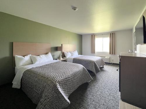 AtlantaThe Trail Inn - Atlanta, Illinois - Route 66, I-55的酒店客房设有两张床和窗户。