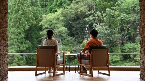 花卷市志户平酒店的两个人坐在一张桌子上,看着窗外