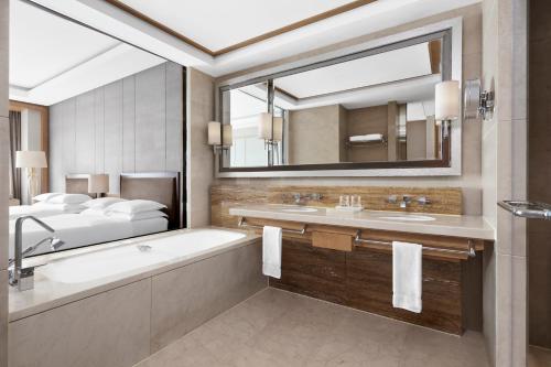 淳安千岛湖喜来登度假酒店的带浴缸、水槽和镜子的浴室