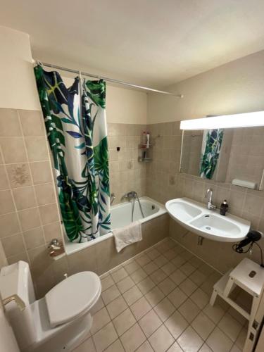 Room only for women ! Uniquement pour femmes的浴室配有卫生间、浴缸和水槽。