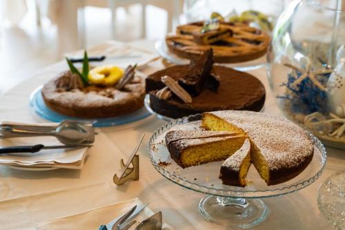 卡布拉斯Hotel Gran Torre的一张桌子上放着许多不同类型的蛋糕