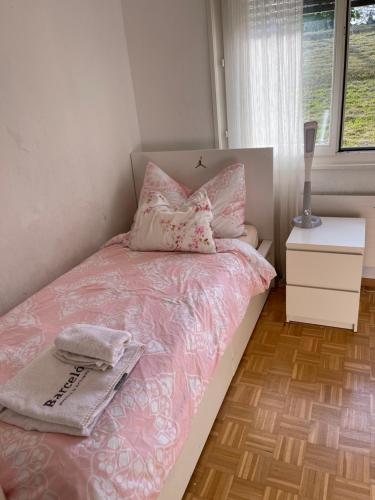 Room only for women ! Uniquement pour femmes的一间卧室配有一张带粉色床单的床和一扇窗户。