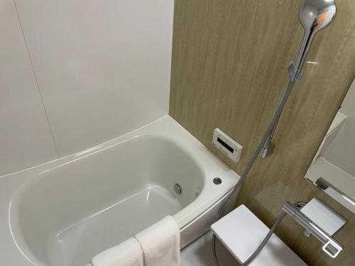 镰仓市ＡＴＴＡ ＨＯＴＥＬ ＫＡＭＡＫＵＲＡ - Vacation STAY 63328v的浴室配有白色浴缸和卫生间。