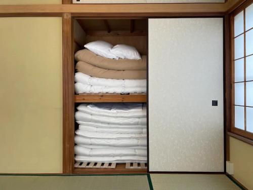 镰仓市ＡＴＴＡ ＨＯＴＥＬ ＫＡＭＡＫＵＲＡ - Vacation STAY 63328v的一间设有衣柜和毛巾的房间