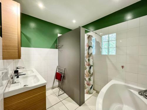 AudembertCOC - Villa Les Embruns的一间带水槽、浴缸和淋浴的浴室