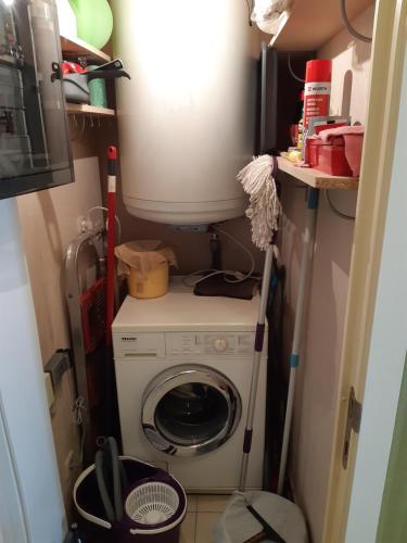 米德尔克尔克Residentie Lumina的一间带洗衣机和洗衣机的小浴室