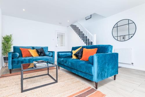 诺丁汉Marham Close的客厅配有2张蓝色的沙发和1张桌子