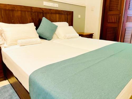 马特勒Grand Rockland Hotel的一张带蓝色和白色毯子的大床