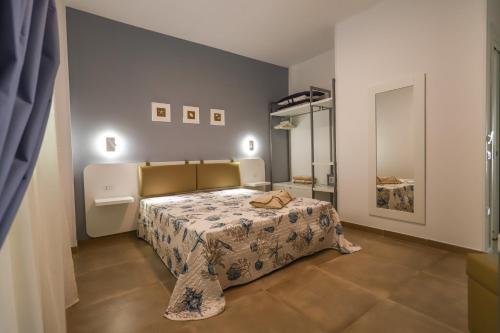 兰佩杜萨Domus B&B Le Nereidi的卧室配有一张床