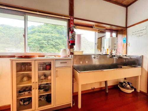下田Iriyama-So的窗户旁带水槽的厨房