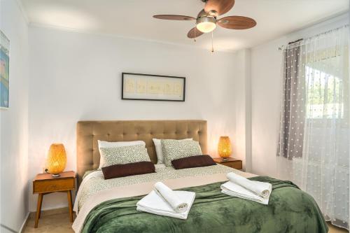 阿利卡纳斯Bay Lodge Alykanas的一间卧室配有一张床,上面有两条毛巾