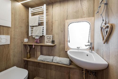 新波南特Mountain Caravan - Zirben Nestl的一间带水槽和镜子的浴室