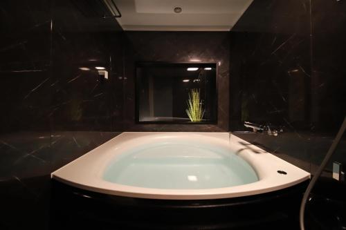 京都Kamogawa Building 9th Floor-1 - Vacation STAY 41867v的一间带浴缸和镜子的浴室