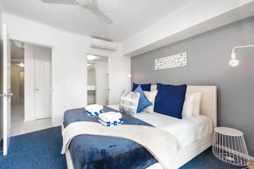 凯恩斯Cairns Esplanade 2BR Waterfront Apartment Sleeps 6的一间卧室配有一张蓝色调的大床