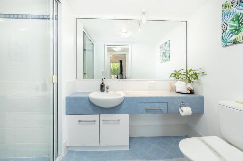 凯恩斯Cairns Esplanade 2BR Waterfront Apartment Sleeps 6的一间带水槽和镜子的浴室