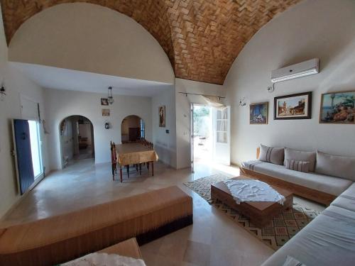 米多恩Tamalou Djerba的客厅配有沙发和桌子