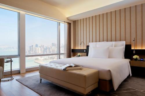 香港香港万丽海景酒店的一间卧室设有一张大床和一个大窗户