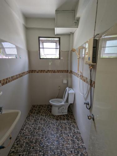 色军Alongkon Mansion的一间带卫生间和水槽的小浴室