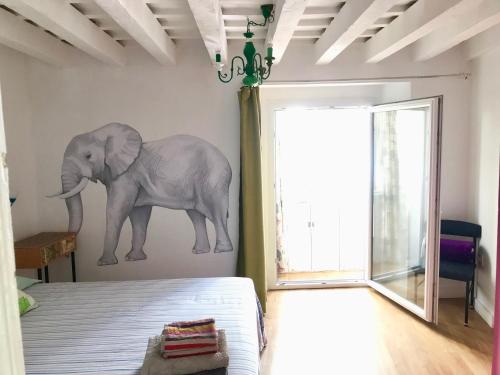 加的斯Apartamentos La Selva的卧室墙上的大象壁画