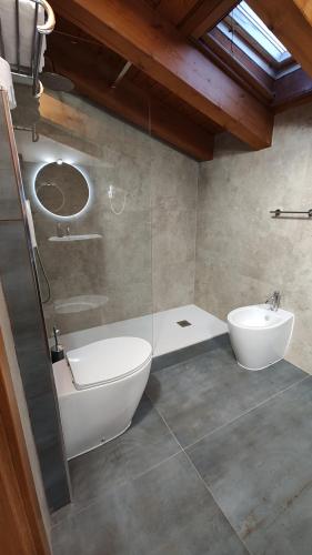 FaedisWine Resort的带浴缸、卫生间和盥洗盆的浴室