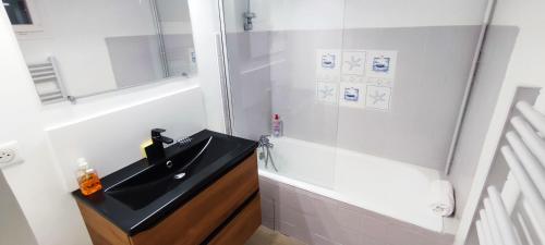 波城Maison Carcari的一间带黑色水槽和淋浴的浴室