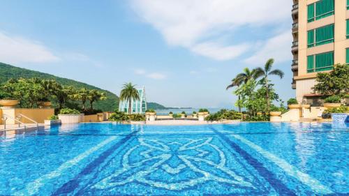 香港香港愉景湾酒店的一座位于山间酒店后面的游泳池