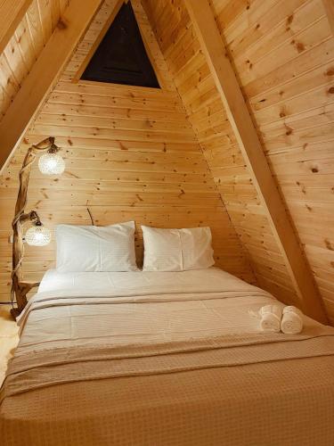 巴统Sun House的木制阁楼卧室配有一张床