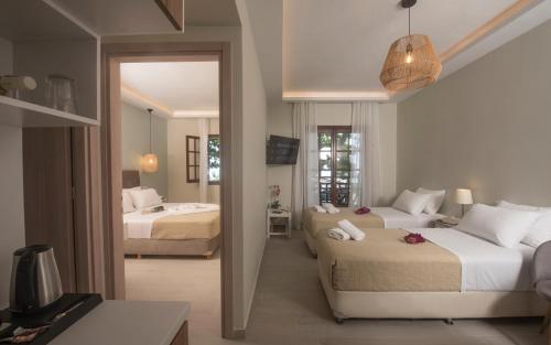 霍里顿赫耳墨斯酒店的酒店客房,设有两张床和镜子