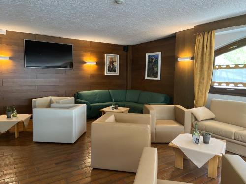 圣卡特琳娜瓦尔夫Hotel Alle Tre Baite的带沙发和平面电视的客厅