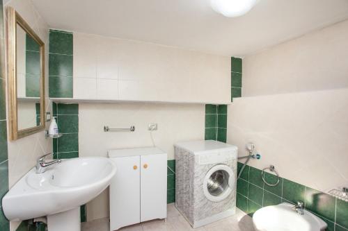 布多尼Casa Isabella的一间带水槽和洗衣机的浴室