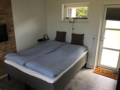 FarsøCasa Uno North - Nice appartement for two with sea view的一间卧室配有一张带蓝色毯子的床