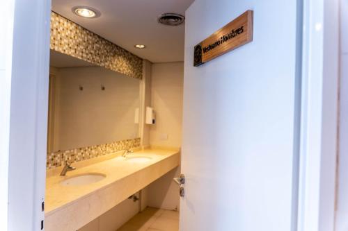 马德普拉塔O2 Hotel Mar del Plata的一间带两个盥洗盆和大镜子的浴室