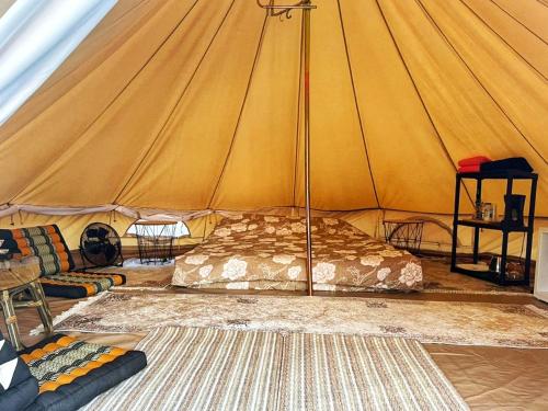 Staro MyastoLakeview Glamping的一个带一张床和一张沙发的帐篷