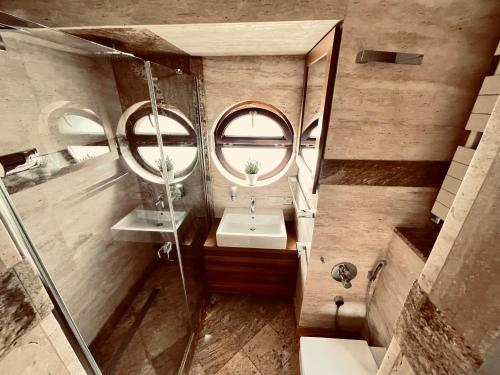 哈日科维贝尔维尤酒店的一间带水槽和镜子的浴室