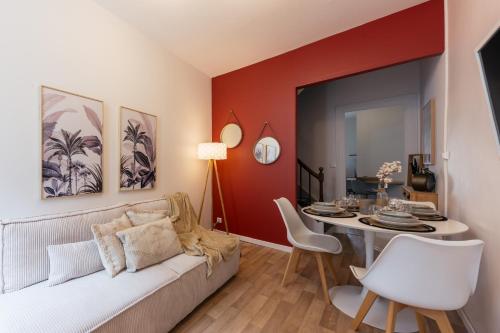 科涅克Coquette maison & extérieur的客厅配有沙发和桌子