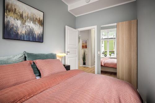 卑尔根Corner Apartments的一间卧室配有一张红色棉被的床