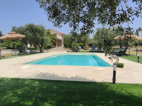 阿尔盖罗Villa Marianna的一座房子的院子内的游泳池