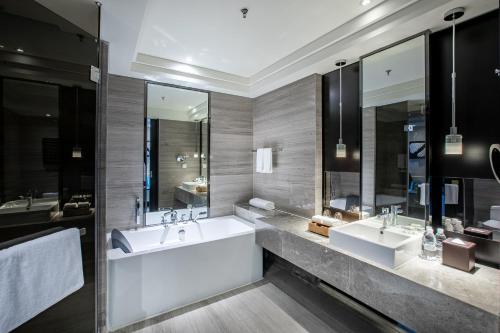 贵阳贵阳万丽酒店的浴室设有2个水槽和2面镜子
