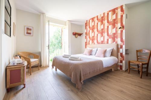 贝纳克和卡泽纳克LE CLOS VERSAILLES BEYNAC的卧室配有一张带粉红色枕头的大床