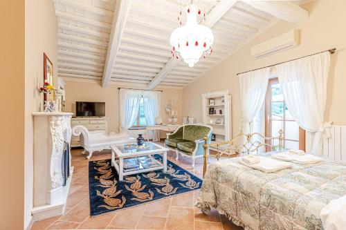 蒙泰卡蒂尼瓦尔迪切奇纳Villa Cedri的客厅设有一张床和一个壁炉